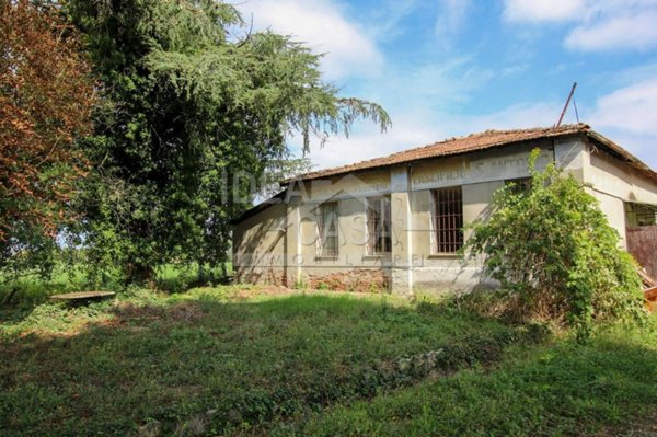 locale commerciale in vendita a Mirandola