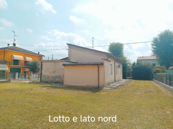 casa indipendente in vendita a Mirandola in zona Quarantoli