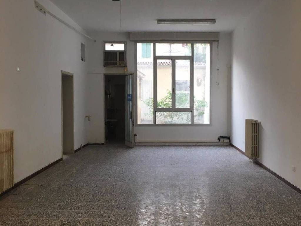 negozio in vendita a Mirandola