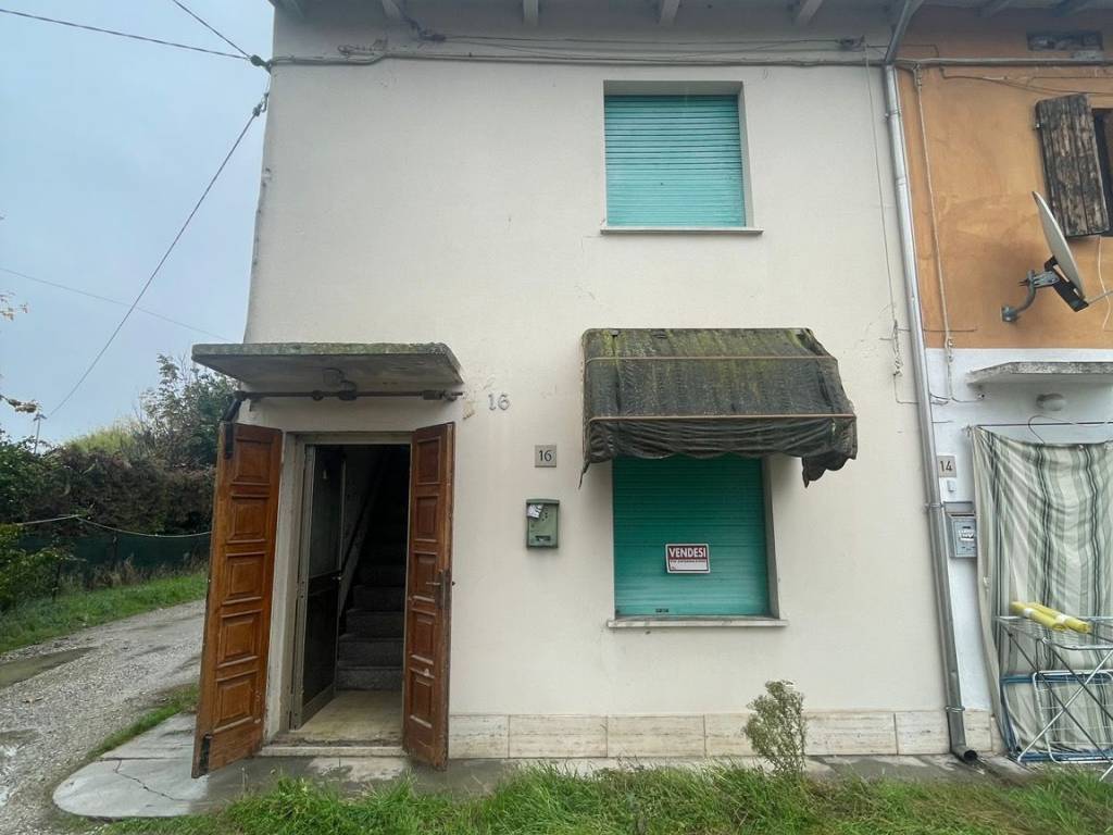 casa indipendente in vendita a Mirandola in zona Quarantoli
