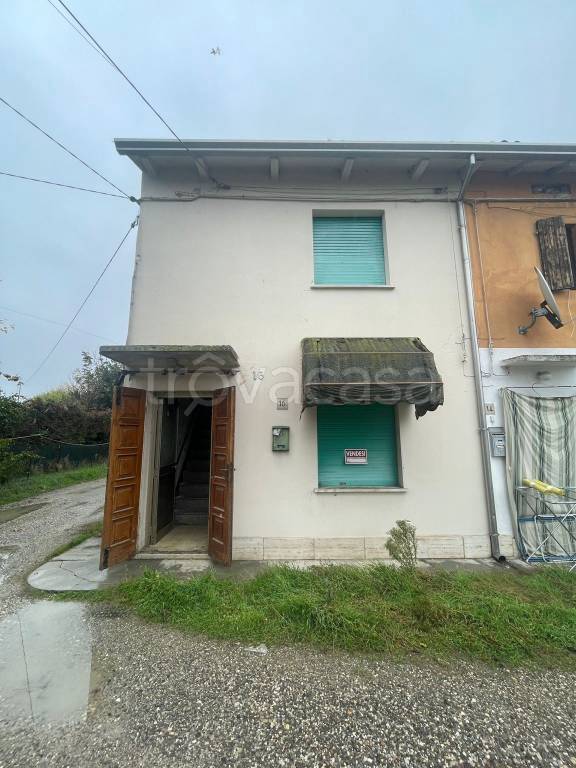 casa indipendente in vendita a Mirandola in zona Quarantoli