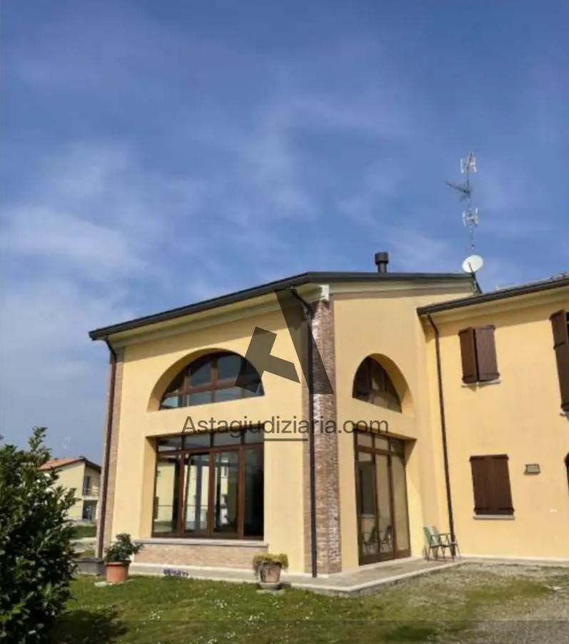 casa indipendente in vendita a Mirandola in zona Carano
