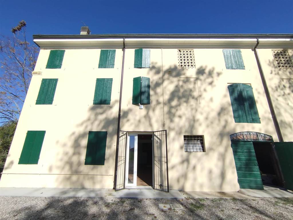 casa indipendente in vendita a Mirandola in zona Cividale