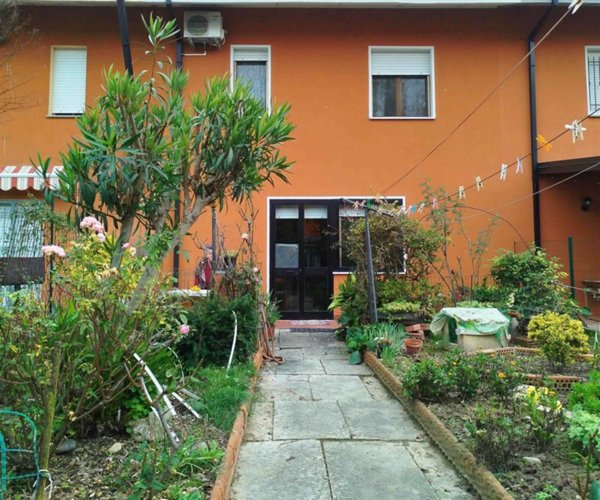 casa indipendente in vendita a Mirandola in zona Cividale
