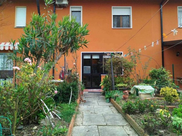 casa indipendente in vendita a Mirandola in zona Cividale