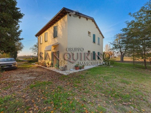 casa indipendente in vendita a Mirandola in zona Quarantoli