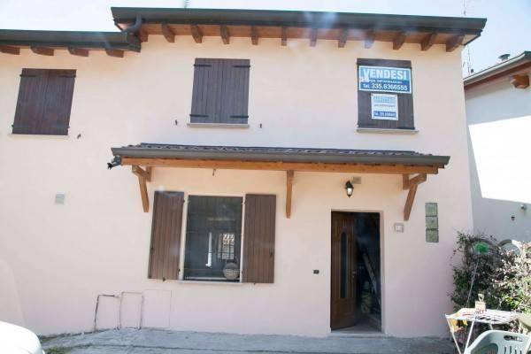 casa indipendente in vendita a Mirandola in zona Tramuschio