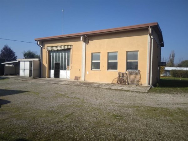 capannone in vendita a Mirandola in zona Quarantoli