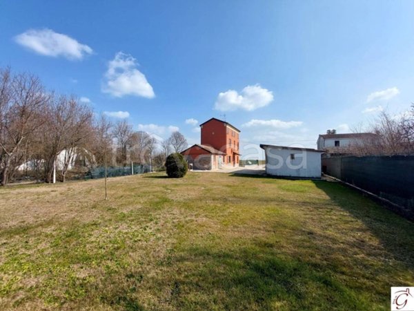 casa indipendente in vendita a Mirandola in zona San Martino Spino