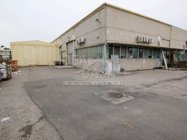 locale commerciale in vendita a Mirandola