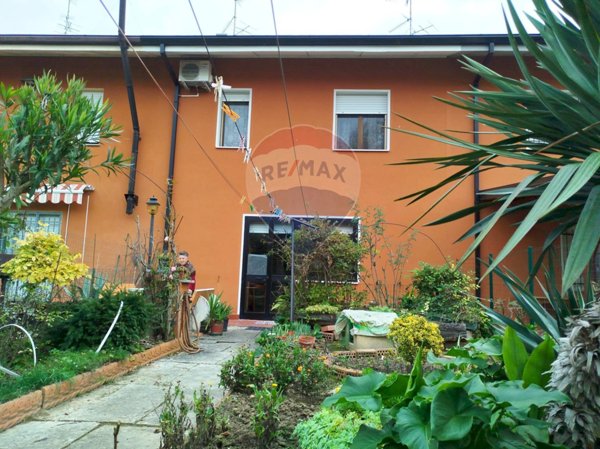 casa indipendente in vendita a Mirandola in zona Cividale