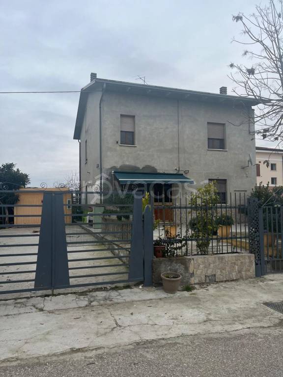 casa indipendente in vendita a Mirandola in zona Quarantoli
