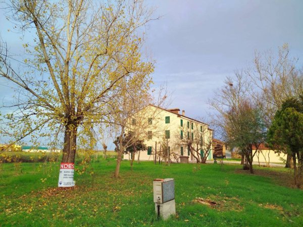 casa indipendente in vendita a Mirandola in zona Cividale