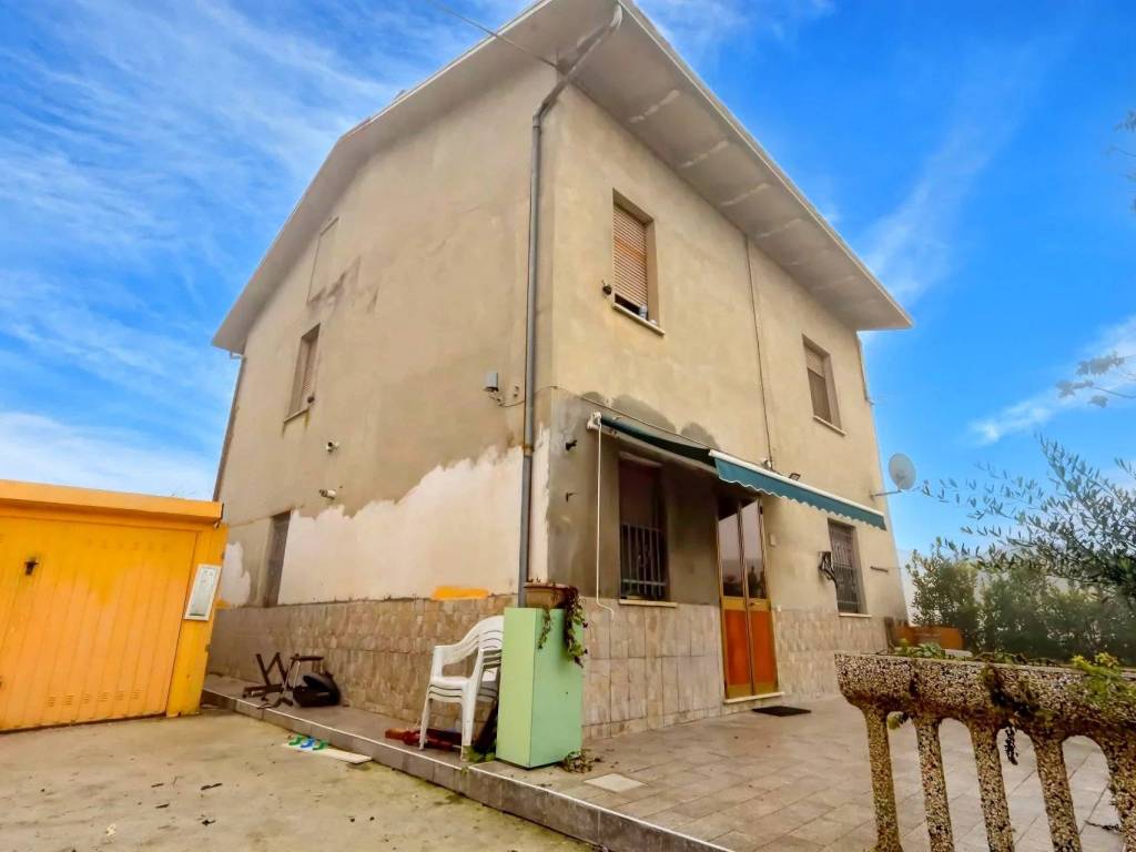 casa indipendente in vendita a Mirandola in zona Quarantoli
