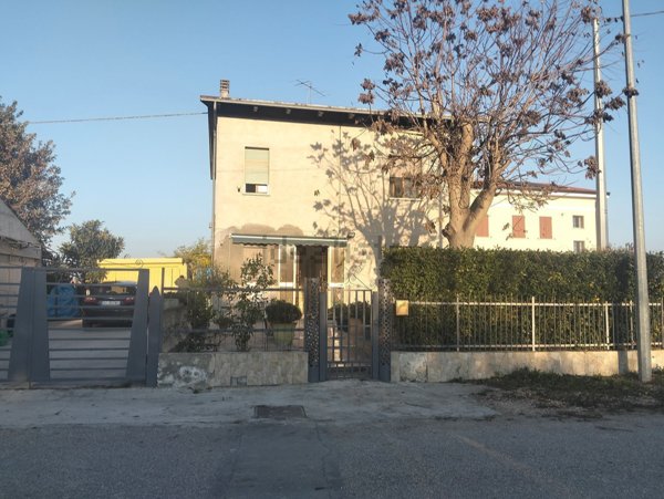 casa indipendente in vendita a Mirandola in zona Quarantoli