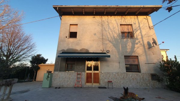 casa indipendente in vendita a Mirandola in zona Quarantoli