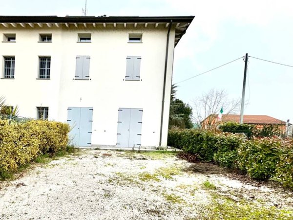 casa indipendente in vendita a Mirandola