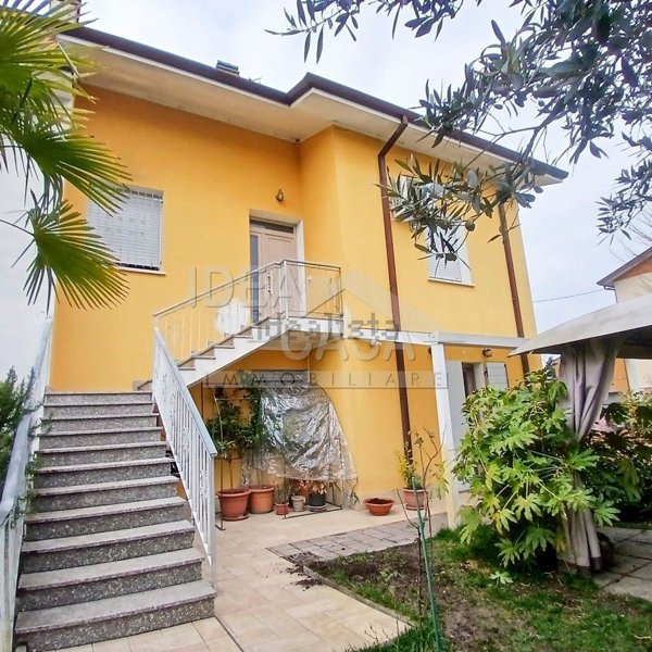 casa indipendente in vendita a Mirandola in zona San Martino Spino