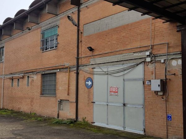 locale commerciale in vendita a Mirandola