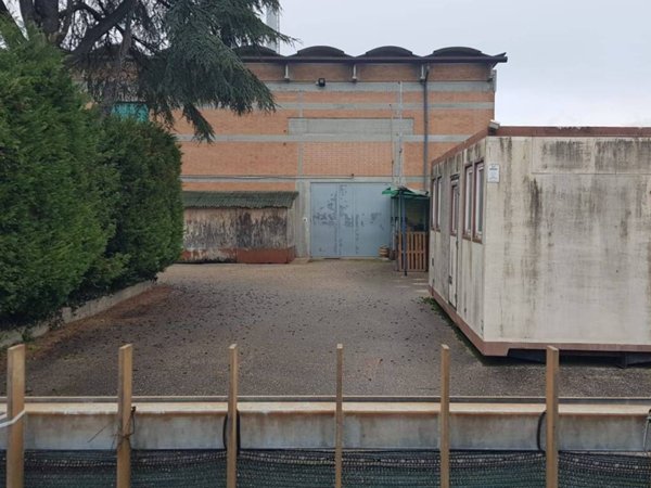 locale commerciale in vendita a Mirandola