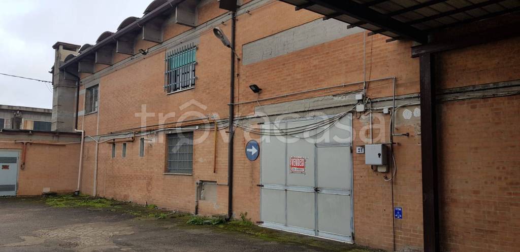 locale commerciale in vendita a Mirandola