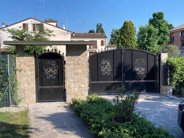 casa indipendente in vendita a Mirandola in zona San Giacomo Roncole