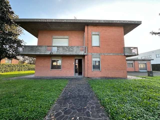 casa indipendente in vendita a Mirandola in zona San Giacomo Roncole