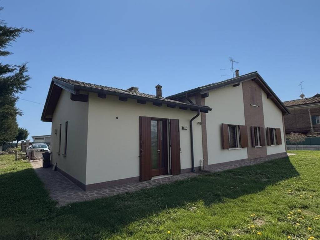 casa indipendente in vendita a Mirandola in zona Tramuschio