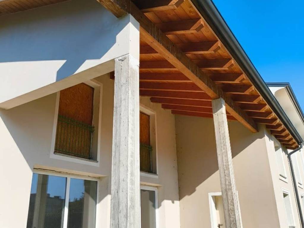 casa indipendente in vendita a Mirandola in zona Carano