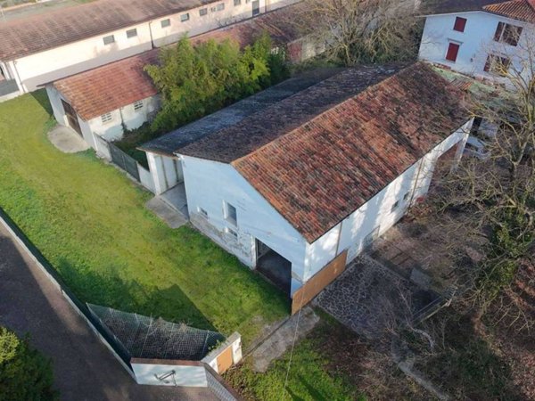 locale commerciale in vendita a Mirandola