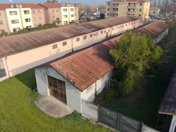 locale commerciale in vendita a Mirandola