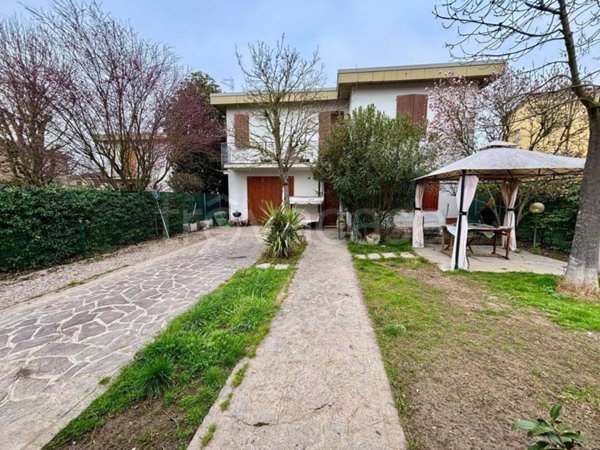 casa indipendente in vendita a Mirandola in zona San Giacomo Roncole