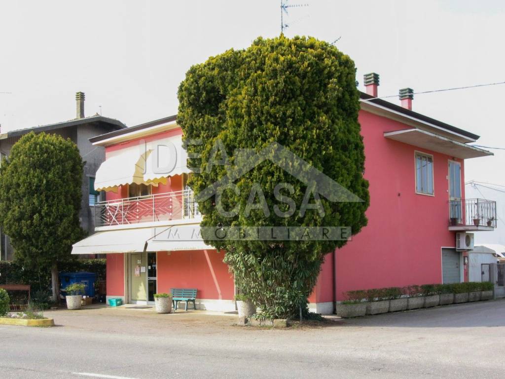 negozio in vendita a Mirandola in zona Gavello