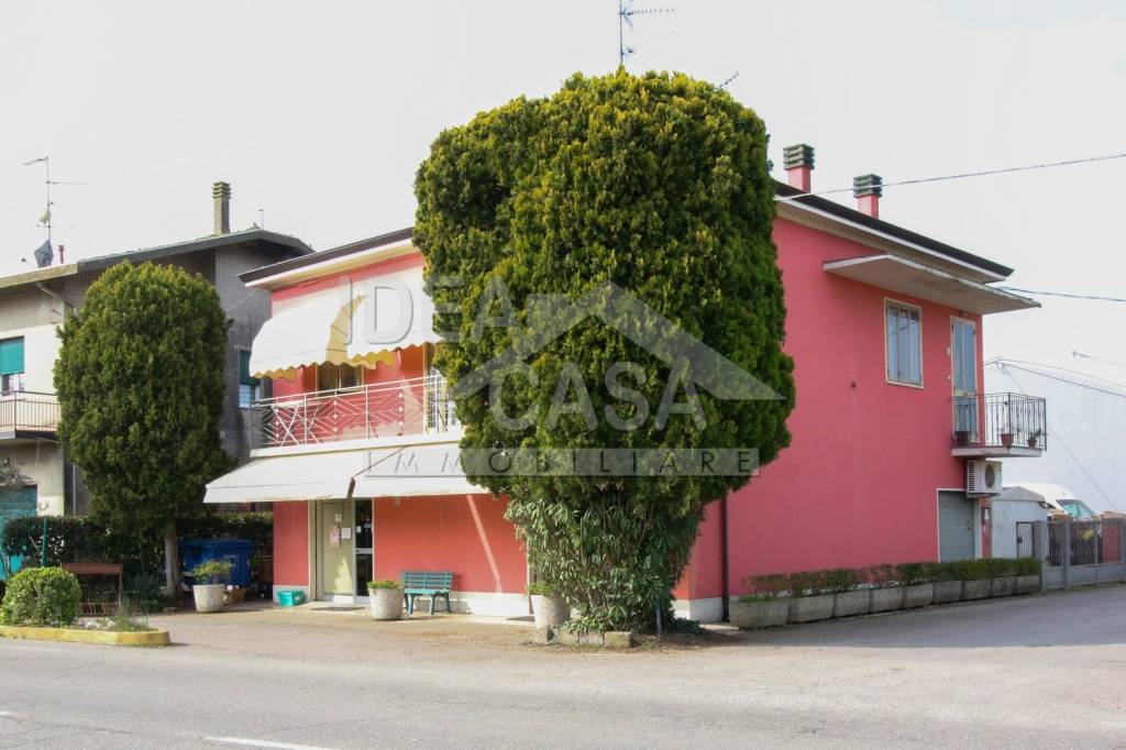 negozio in vendita a Mirandola in zona Gavello