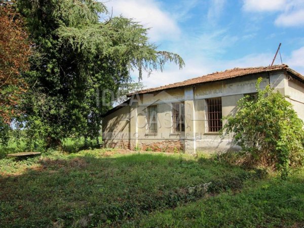 locale commerciale in vendita a Mirandola