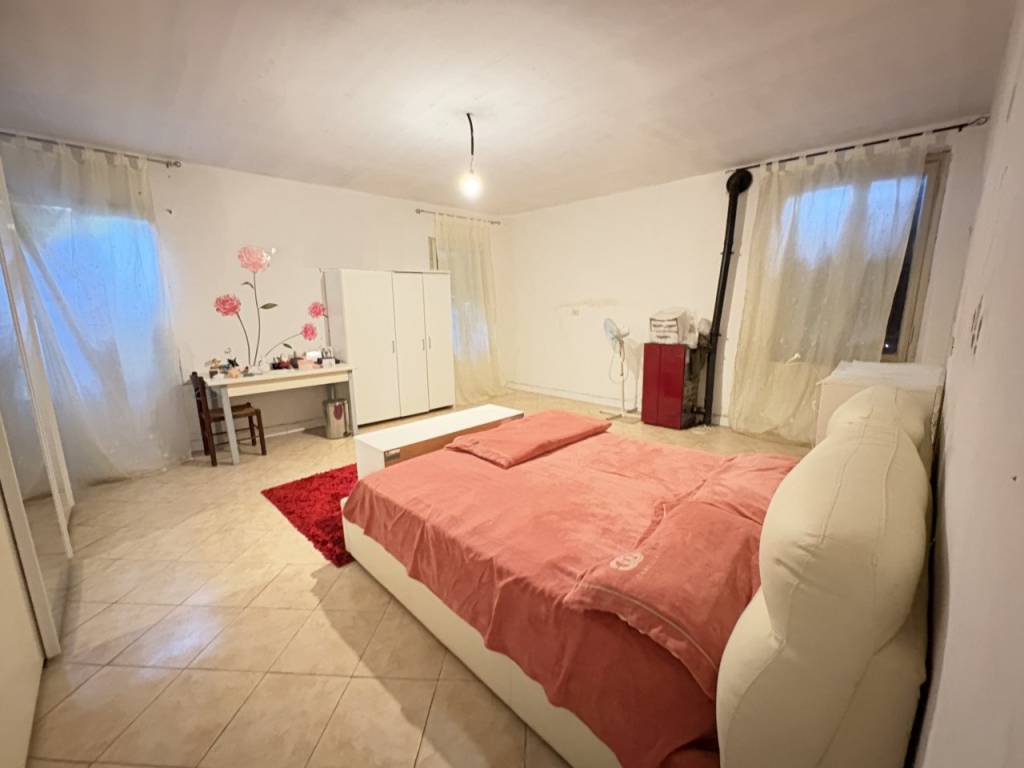 casa indipendente in vendita a Mirandola in zona Tramuschio
