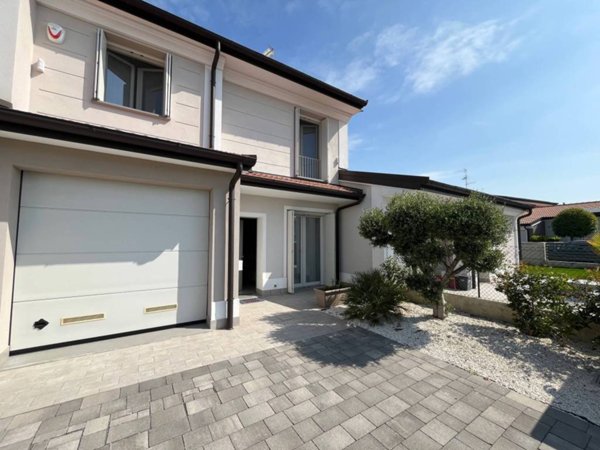 casa indipendente in vendita a Mirandola