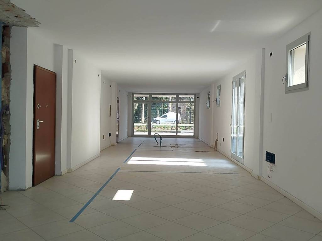 negozio in vendita a Mirandola