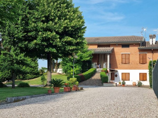 casa indipendente in vendita a Mirandola in zona Carano
