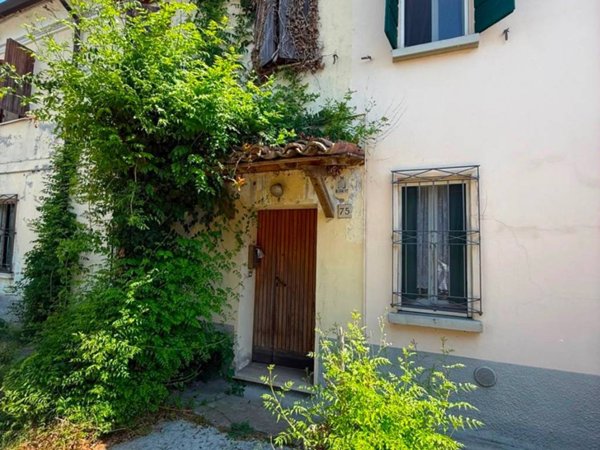 casa indipendente in vendita a Mirandola in zona Tramuschio