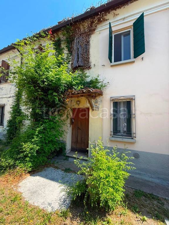 casa indipendente in vendita a Mirandola in zona Tramuschio