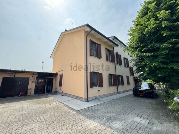 casa indipendente in vendita a Mirandola in zona Cividale