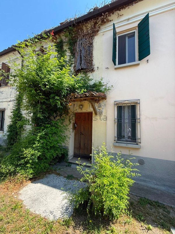 casa indipendente in vendita a Mirandola in zona Tramuschio