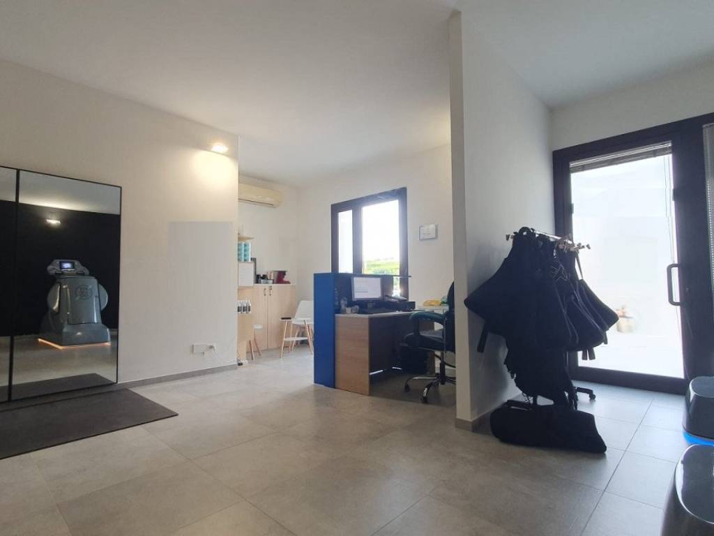 negozio in vendita a Mirandola