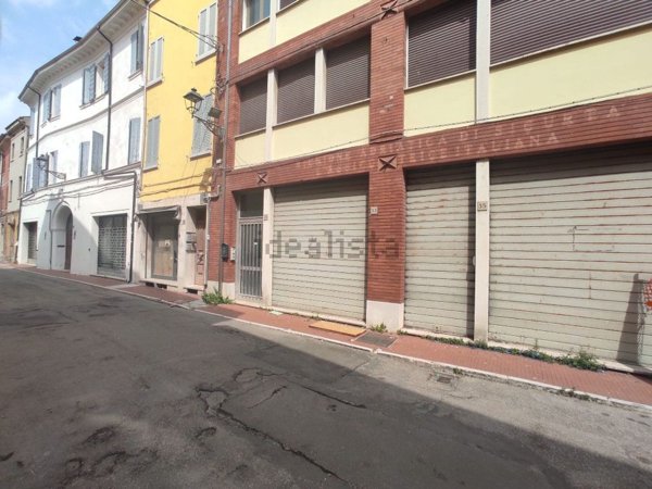 locale commerciale in vendita a Mirandola