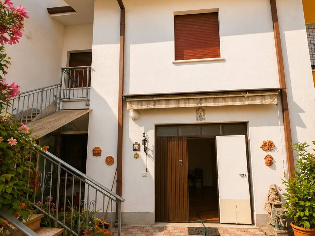 casa indipendente in vendita a Mirandola in zona San Martino Spino