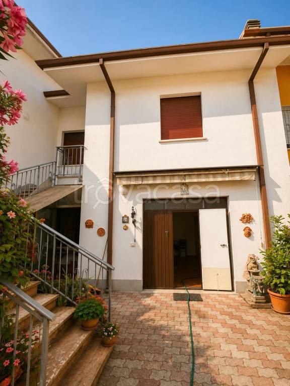 casa indipendente in vendita a Mirandola in zona San Martino Spino