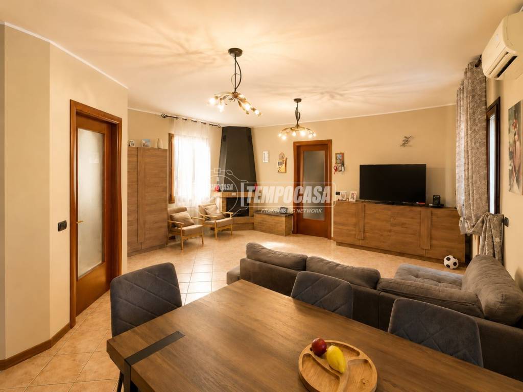 casa indipendente in vendita a Mirandola in zona San Giacomo Roncole