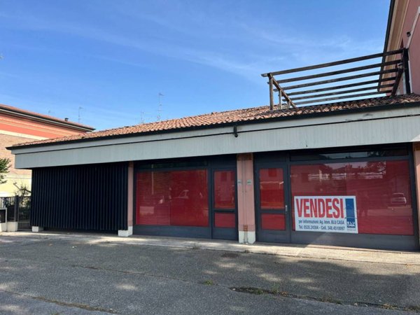 negozio in vendita a Mirandola in zona Cividale