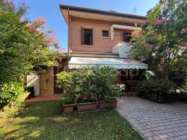 casa indipendente in vendita a Mirandola in zona Cividale